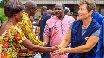 Anne-Birgitte Albrectsen, CEO von Plan International, besuchte die Zentralafrikanische Republik, um sich aus erster Hand davon zu überzeugen, wie die Arbeit von Plan International das Leben der Kinder und der gesamten Gemeinde verändert hat. Anne-Birgitte Albrectsen, CEO von Plan International, besuchte die Zentralafrikanische Republik, um sich aus erster Hand davon zu überzeugen, wie die Arbeit von Plan International das Leben der Kinder und der gesamten Gemeinde verändert hat.