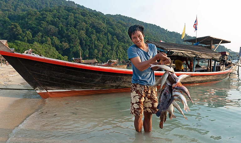 Moken-Junge Noi (15) auf der Insel Surin in Thailand, wo er seiner familie beim Fischen hilft