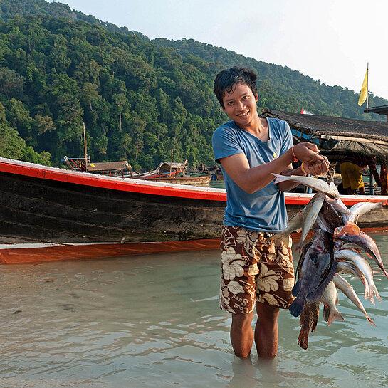 Moken-Junge Noi (15) auf der Insel Surin in Thailand, wo er seiner familie beim Fischen hilft