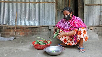 Eine Bangladeschi bereitet aus Gemüse und Gewürzen eine Mahlzeit zu. © Biploby Rani Dey Roy Eine Bangladeschi bereitet aus Gemüse und Gewürzen eine Mahlzeit zu. © Biploby Rani Dey Roy