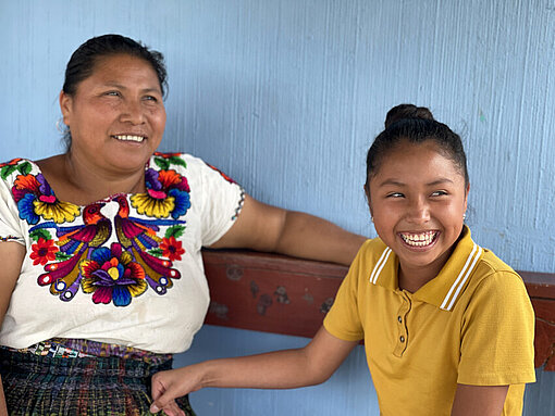 Kimberly und ihre Mutter reden und lachen dabei 