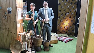 Patin und Schauspielerin Nina Vorbrodt erlebt mit Dr. Alexander Berger, Bürgermeister der Stadt Ahlen, unsere interaktive Ausstellung Weil wir Mädchen sind ... © Plan / Marc Tornow