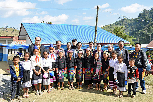 Die neue Vorschule im Norden von Laos Eine Gruppe Vorschulkinder steht vor der neuen Schule in Laos