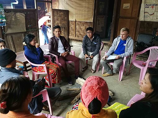 Björn Klüver im Gespräch mit Engagierten in Kachin, Myanmar. Björn Klüver im Gespräch mit Engagierten.