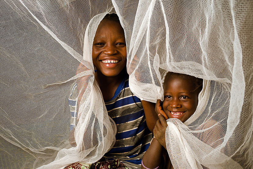 Mosquitonetze sind effektive Barrieren für die Anopheles-Mücke und schützen vor der Übertragung von Malaria.