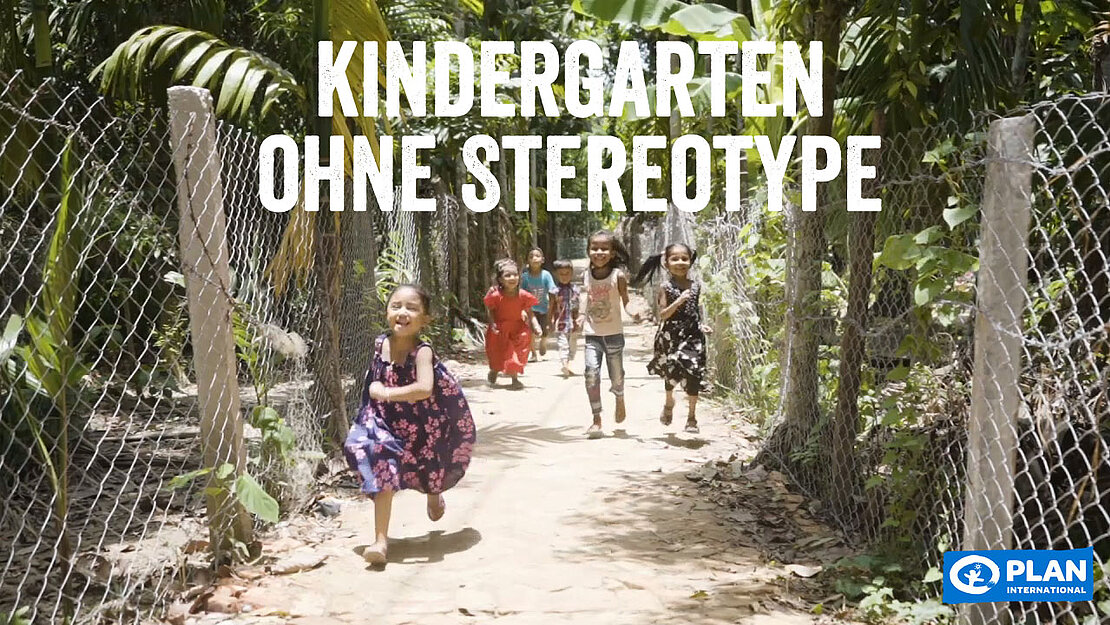 Thumbnail Video Kindergarten ohne Geschlechterstereotype: Kleine Kinder rennen auf die Kamera zu.