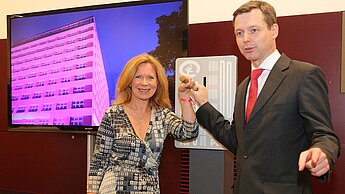 Gemeinsam starteten Marion Kracht und Thomas Silberhorn die Beleuchtungsaktion zum Welt-Mädchentag 2015. ©Marc Darchinger/Plan Gemeinsam starteten Marion Kracht und Thomas Silberhorn die Beleuchtungsaktion zum Welt-Mädchentag 2015. ©Marc Darchinger/Plan