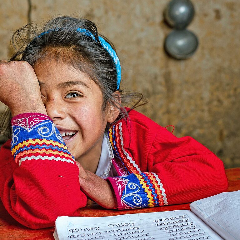 ein-maedchen-in-peru-macht-hausaufgaben