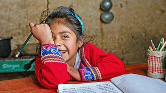ein-maedchen-in-peru-macht-hausaufgaben
