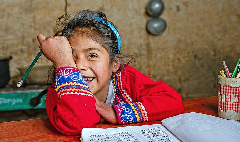 ein-maedchen-in-peru-macht-hausaufgaben