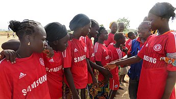 Bevor es losgeht, begrüßen sich die Teams.