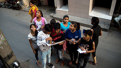 Um die Sicherheit für Mädchen in Delhi zu verbessern, dokumentieren Mädchen und Jungen gefährliche Orte und geben die Informationen an die Behörden weiter. © Plan International / Vivek Singh