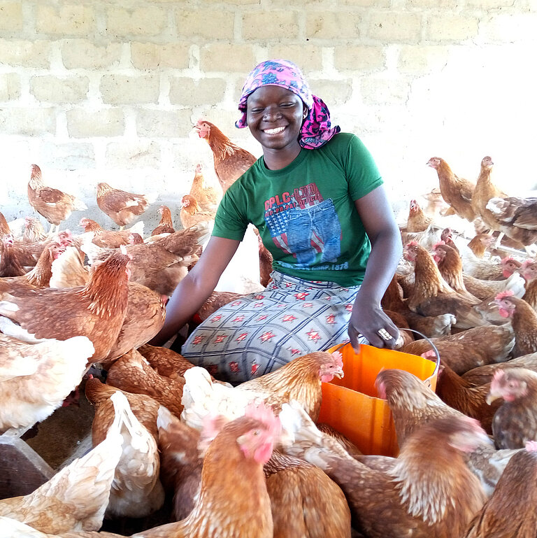 Mädchen umgeben von Hühnern
