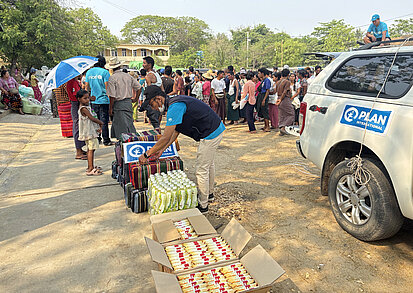 Mitarbeitende von Plan International verteilen Hilfsgüter an Betroffene vom Erdbeben in Myanmar..
