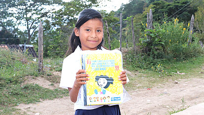 In Honduras verteilen wir sogenannte Schul-Kits, wo wichtige Unterlagen für die Kinder und ihren Schulbesuch enthalten sind.