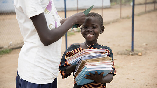 Schulrucksäcke und Bücher für Kinder in Uganda