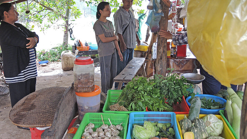 Die 19-jährige Vuth (Mitte) macht mit der guten Ernährung ihrer Landsleute ein Geschäft. © Foto: Plan/Marc Tornow