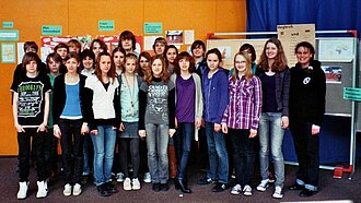 Die Klasse 8b präsentierte ihr Patenkind und sein Land in einer Ausstellung im Leibniz-Gymnasium Bad Schwartau.