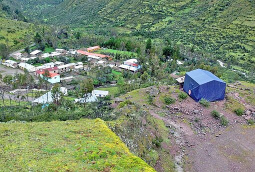 Erdrutsche in der peruanischen Andenregion Cusco bedrohen die Infrastruktur und damit immer wieder den Zugang zu Schulen Ein Dorf zwischen Bergen