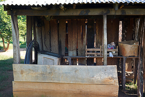 Die vollgestellte Veranda eines Holzhauses