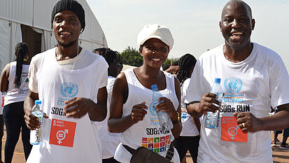 In Kampala wurde 2017 ein "SDGs Run" veranstaltet, die Läufer:innen machten auf das SDG5: Geschlechtergerechtigkeit aufmerksam. © Plan International