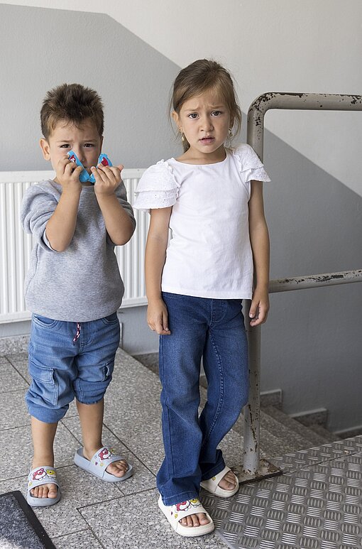 Ein Junge und ein Mädchen stehen nebeneinander