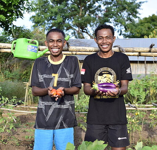 Paul und Taran mit Ernte