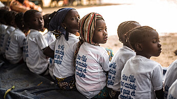 In Guinea sind 97 Prozent aller Frauen von weiblicher Genitalverstümmelung betroffen. Diese Mädchen aus einem Plan-Projekt im Süden Guineas sind nicht beschnitten und tragen T-Shirts mit der Botschaft “An uncut girl is pure and complete". © Plan International /Johanna de Tessières