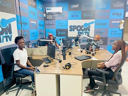 Mädchen sitzen im Studio eines Radiosenders