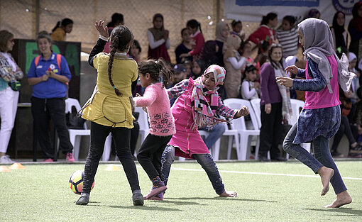 Mädchen spielen Fußball im Azraq Camp - ein Anblick, der vor einigen Jahren undenkbar gewesen wäre. Eine Gruppe Mädchen spielt Fußball.