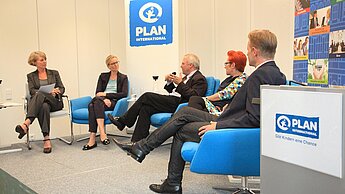 Diskussionsrunde zum Thema soziale Verantwortung von Unternehmen: Dr. Anke Butscher (Moderation), Daphne Recker (NORMA Group), Niklaus Kaiser von Rosenberg (Hotel Baseler Hof, Hamburg), Andera Gadeib (Serial Entrepreneur), Dr. Norbert Taubken Diskussionsrunde zum Thema soziale Verantwortung von Unternehmen: Dr. Anke Butscher (Moderation), Daphne Recker (NORMA Group), Niklaus Kaiser von Rosenberg (Hotel Baseler Hof, Hamburg), Andera Gadeib (Serial Entrepreneur), Dr. Norbert Taubken