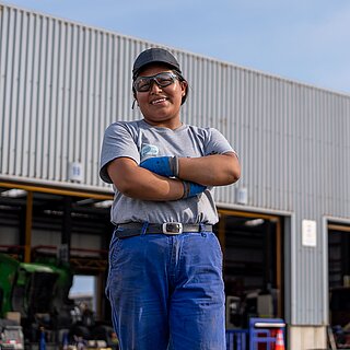Estefany steht auf dem Parkplatz ihrer Arbeitsplatzes in Peru 