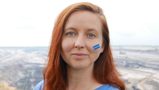 Kathrin Henneberger mit dem blauen Girls Get Equal-Gleichzeichen auf der Wange.