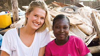 Toni Garrn zu Besuch bei einer der Grundschullehrerinnen und ihrer Familie.