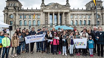 Globale Bildungskampagne: Weltklasse! Bildung darf nicht warten - Aktion vor dem Reichstagsgebäude in Berlin