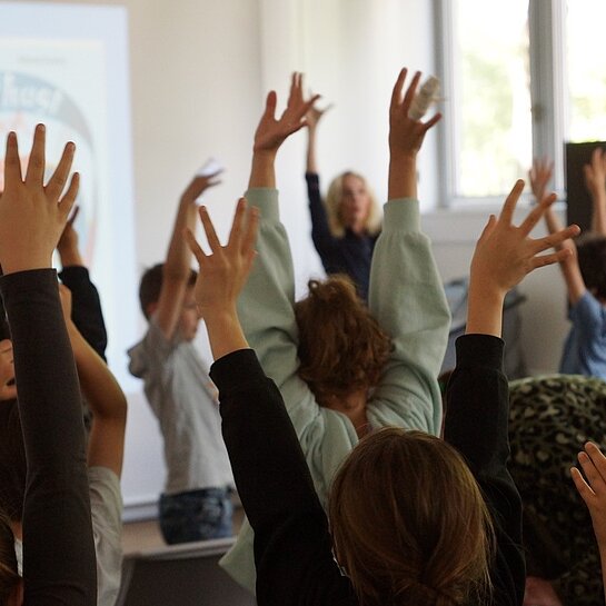 Kinder beteiligen sich an Lesung