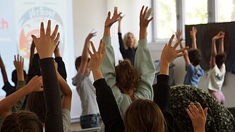 Kinder beteiligen sich an Lesung