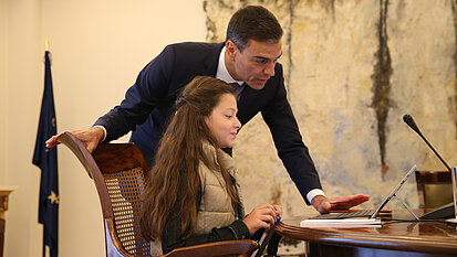 Irene und der Premierminister Pedro Sánchez Pérez-Castejón Irene und der Premierminister Pedro Sánchez Pérez-Castejón