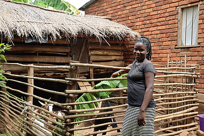 Eine Frau füttert einige Ziegen mit einem Blatt