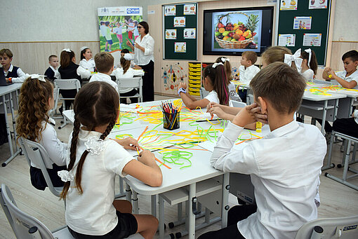 Ukrainische und moldawische Kinder lernen zusammen im EduTech Labor, das Plan International zusammen mit Amicii dei Bambini eingerichtet hat Kinder lernen spielerisch zusammen in einem der EduTech Labors in Moldawien