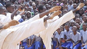 Kampfsport in Ruanda Jungen zeigen ihre Künste im Kampfsport