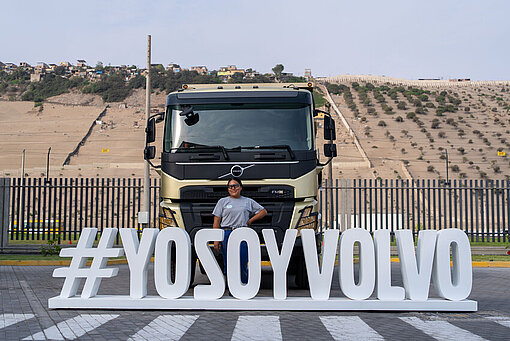 Estefany an ihrem Arbeitsplatz bei Volvo Peru