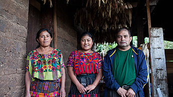 Julias Eltern unterstützen ihre Tochter darin, eine selbstständige Person mit Zukunftsperspektive zu werden. ©Sandra Sebastián / Plan International