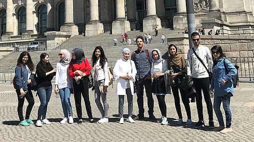 Gruppenfoto von Jugendlichen die vor Bundestag stehen.