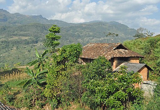 Dorflandschaft in den Bergen von Ha Giang Ein Haus steht in einer Berglandschaft
