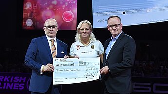 Bernhard Maier, Mitglied des Vorstands der Dr. Ing. h.c. F. Porsche AG (Vertrieb und Marketing, links), Wolfgang Porschen, Geschäftsführung von Plan International Deutschland (rechts) und Barbara Rittner, Teamchefin des Porsche Team Deutschland.