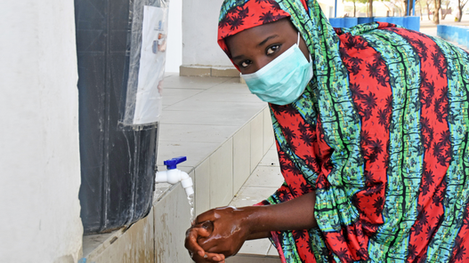 Händewaschen gehört mit zu den wichtigsten Hygienepraktiken, um sich vor gefährlichen Infektionskrankheiten wie dem Coronavirus zu schützen. © Plan International / Bild stammt aus einem ähnlichen Plan-Projekt in Liberia