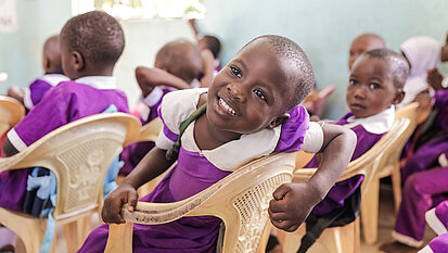 Wir unterstützen Schulen beispielsweise mit kindgerechter Ausstattung und organisieren Weiterbildungen für Lehrkräfte. ©Plan International Wir unterstützen Schulen beispielsweise mit kindgerechter Ausstattung und organisieren Weiterbildungen für Lehrkräfte. ©Plan International