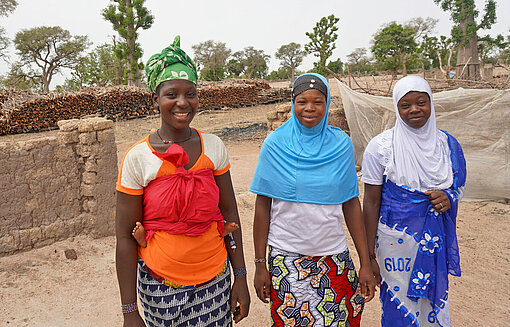 Drei junge Frauen aus dem Plan-Projekt in Mali