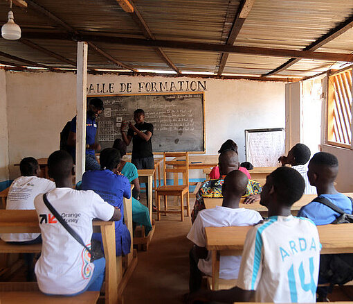 Ausbildungszentrum mit Jugendlichen 